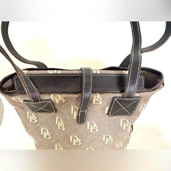 ✨Vintage Dooney & Bourke Brown Shoulder Bag with Structured Design✨ - Picture 9 of 16